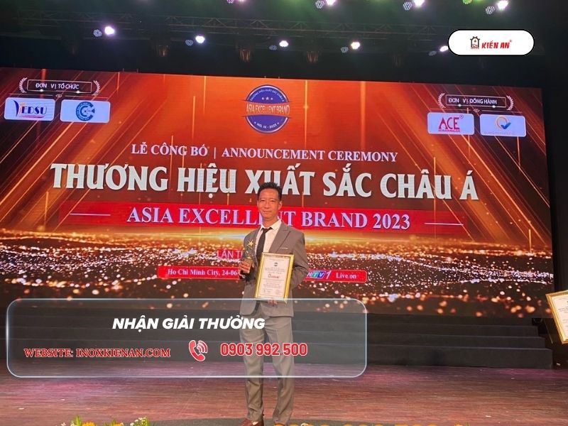 Giám Đốc Lai Huê lên nhận giải thưởng - Đạt danh hiệu Top 100 thương hiệu xuất sắc nhất Châu Á 2023