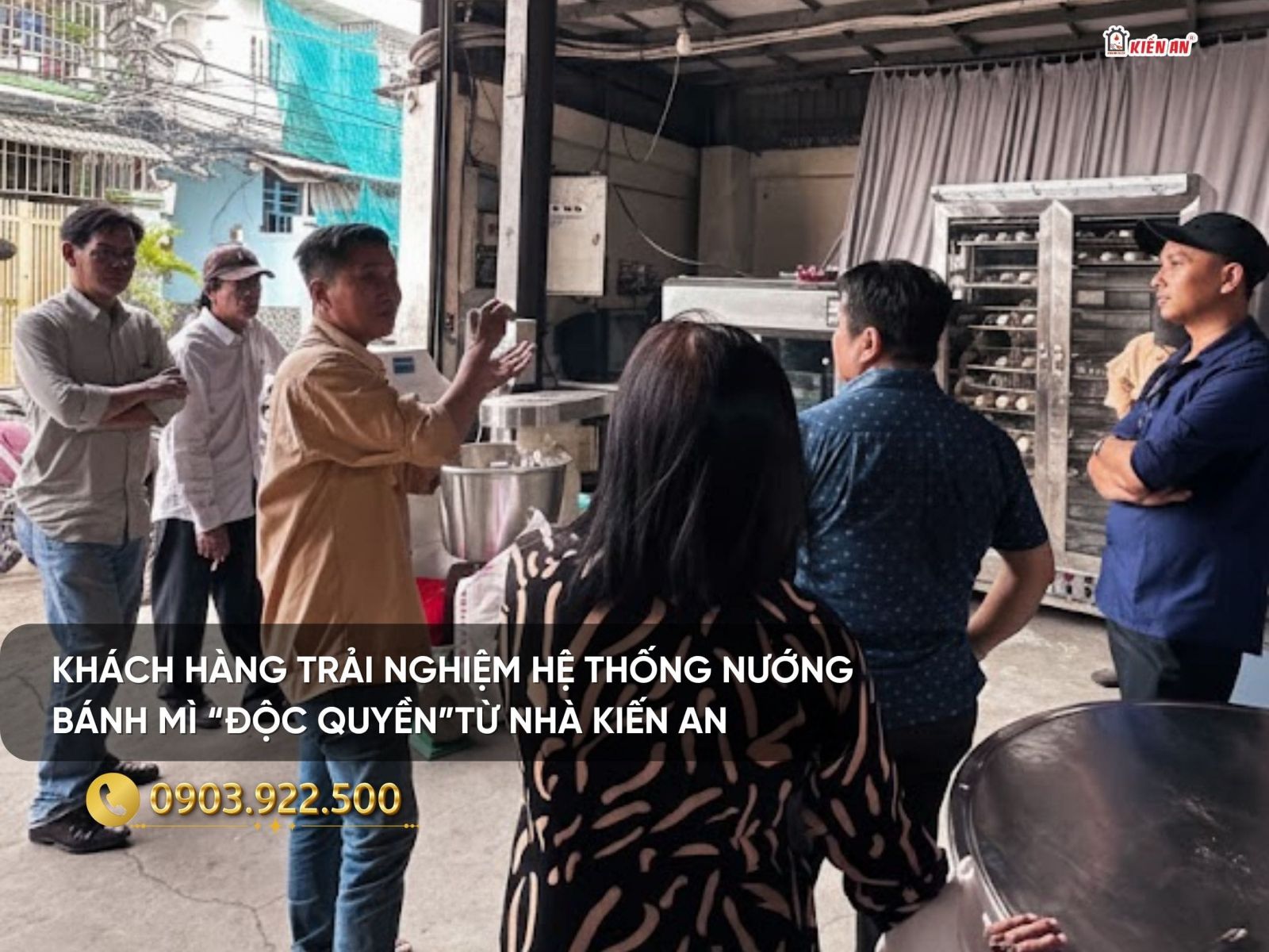 Khách hàng trải nghiệm lò nướng bánh mì Kiến An tại xưởng