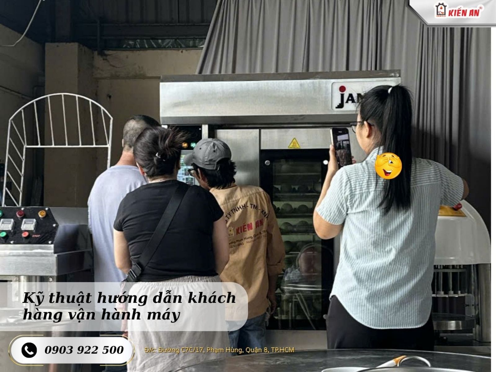 Kỹ thuật Kiến An đang hướng dẫn khách hàng làm bánh và vận hành