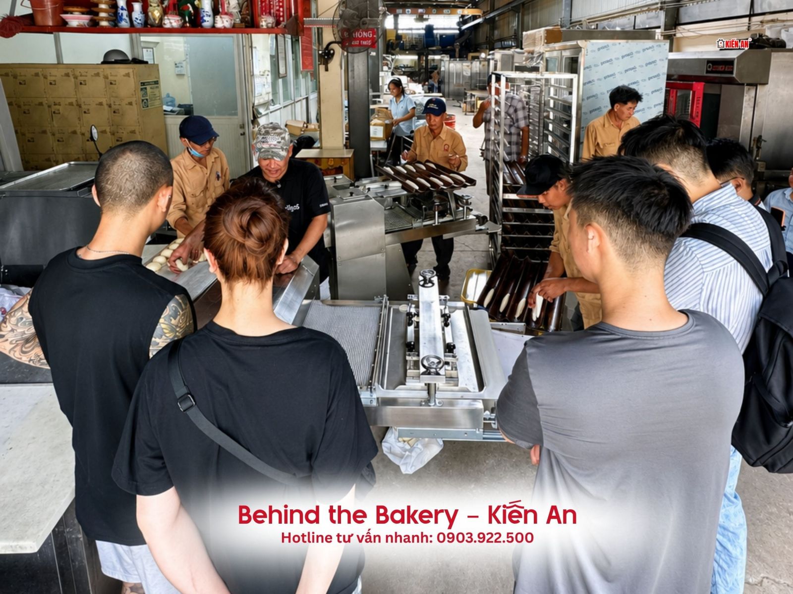 Khách hàng trải nghiệm làm bánh mì thực tế tại xưởng Kiến An