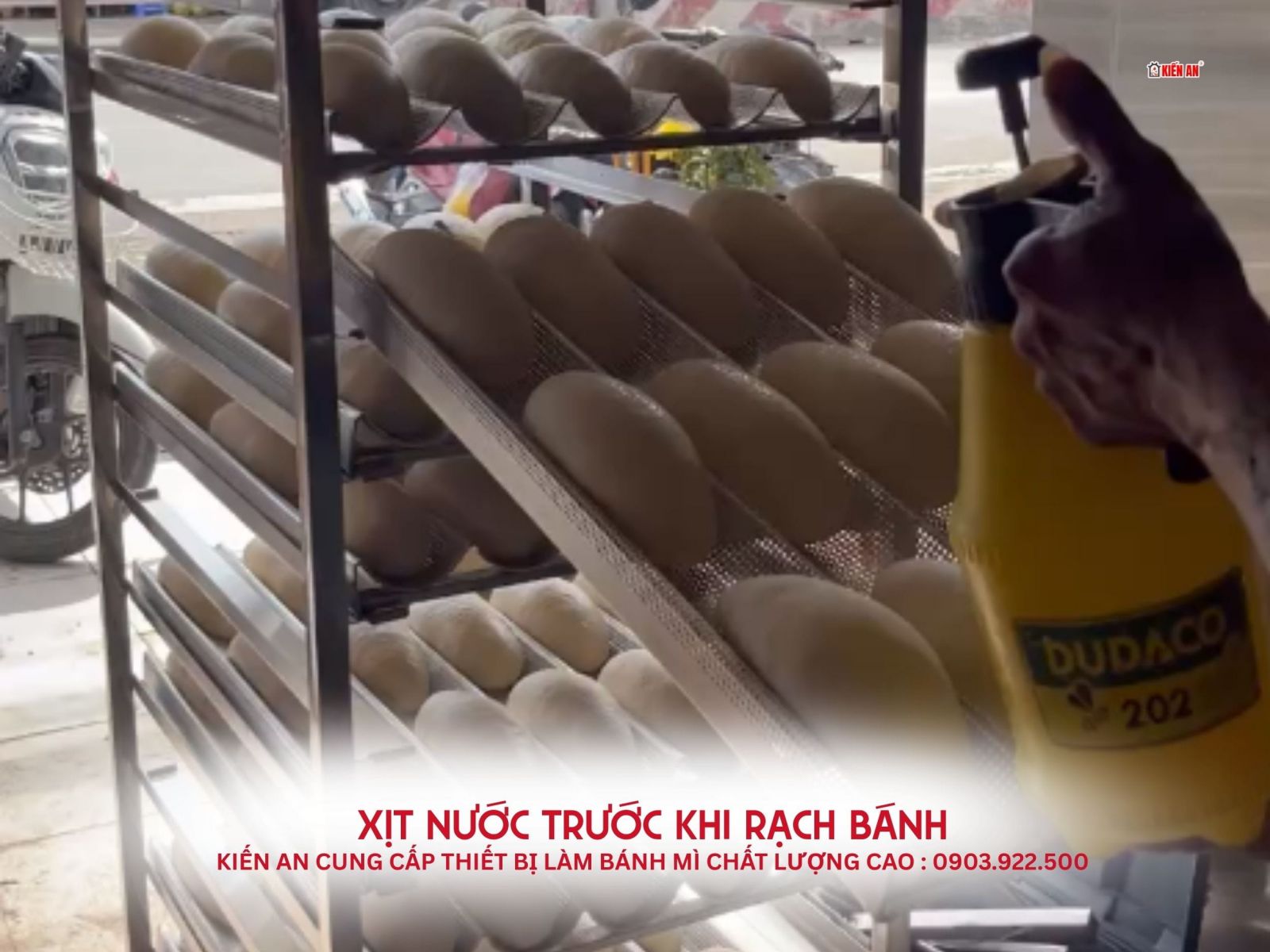 Xịt một lớp nước mỏng lên bề măt bánh